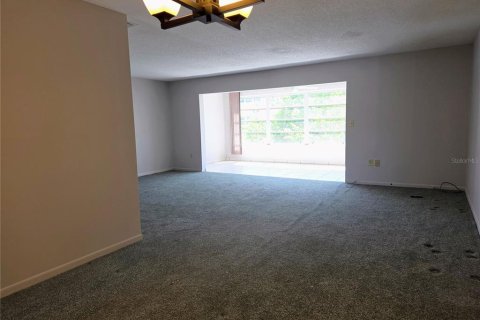 Condo in Gulfport, Florida, 1 bedroom  № 2377889 - photo 9