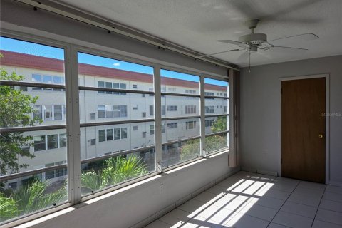 Condo in Gulfport, Florida, 1 bedroom  № 2377889 - photo 13
