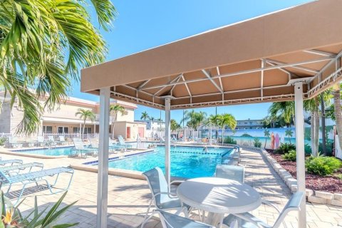 Condo in Gulfport, Florida, 1 bedroom  № 2377889 - photo 25