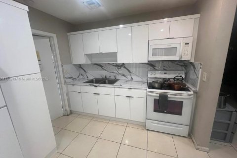House in Miami Gardens, Florida 4 bedrooms, 122.07 sq.m. № 1857071 - photo 6