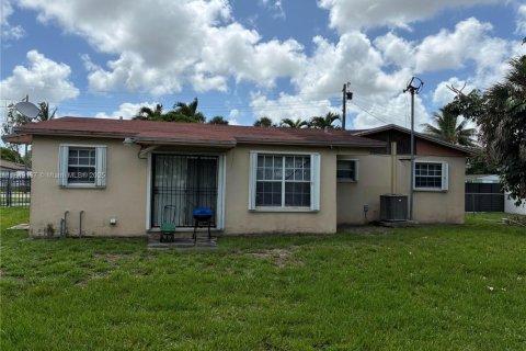 House in Miami Gardens, Florida 4 bedrooms, 122.07 sq.m. № 1857071 - photo 2