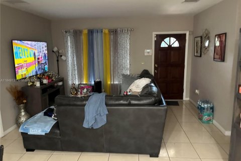 House in Miami Gardens, Florida 4 bedrooms, 122.07 sq.m. № 1857071 - photo 8