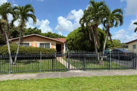 House in Miami Gardens, Florida 4 bedrooms, 122.07 sq.m. № 1857071 - photo 1