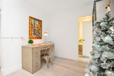 Condo in Miami, Florida, 1 bedroom  № 1812258 - photo 6