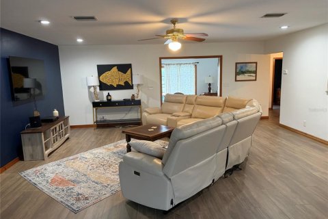 House in Valrico, Florida 3 bedrooms, 257.34 sq.m. № 2405465 - photo 9