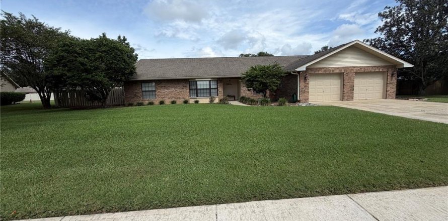 House in Valrico, Florida 3 bedrooms, 257.34 sq.m. № 2405465