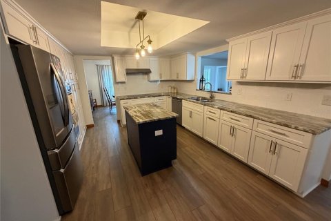 House in Valrico, Florida 3 bedrooms, 257.34 sq.m. № 2405465 - photo 5