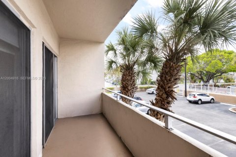 Condo in Miami, Florida, 2 bedrooms  № 2069629 - photo 5