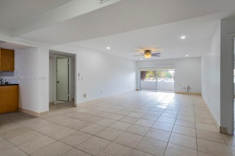 Condo in Miami, Florida, 2 bedrooms  № 2069629 - photo 3
