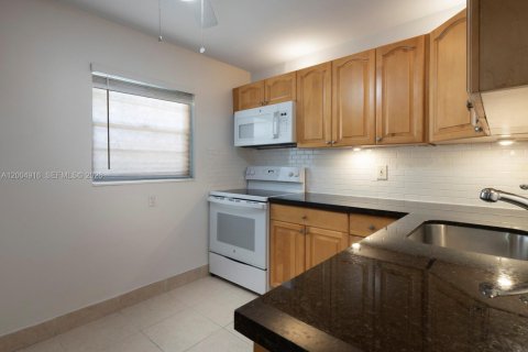 Condo in Miami, Florida, 2 bedrooms  № 2069629 - photo 10
