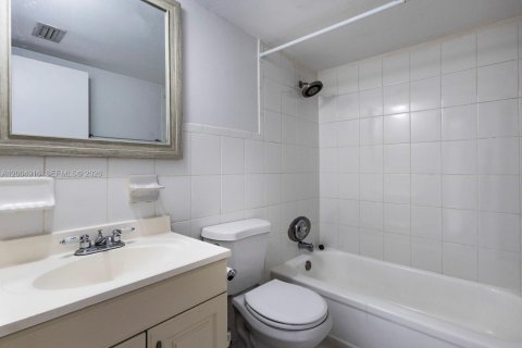 Condo in Miami, Florida, 2 bedrooms  № 2069629 - photo 13