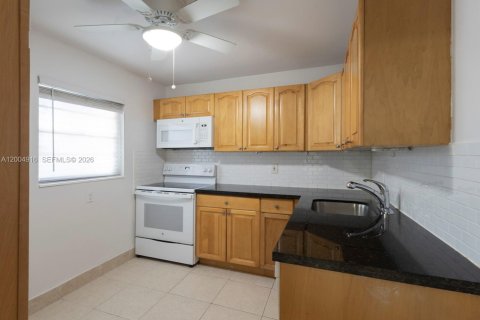 Condo in Miami, Florida, 2 bedrooms  № 2069629 - photo 9