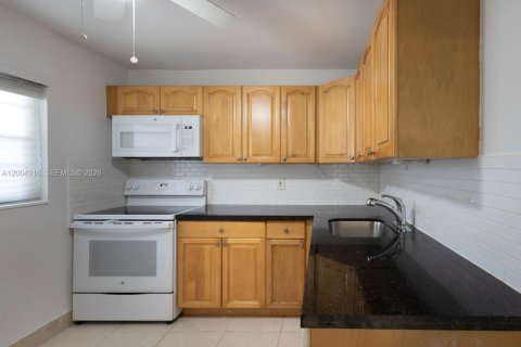 Condo in Miami, Florida, 2 bedrooms  № 2069629 - photo 11