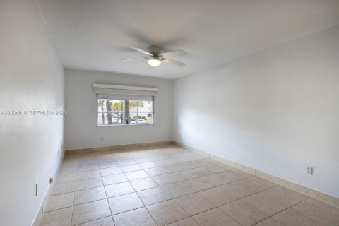 Condo in Miami, Florida, 2 bedrooms  № 2069629 - photo 14