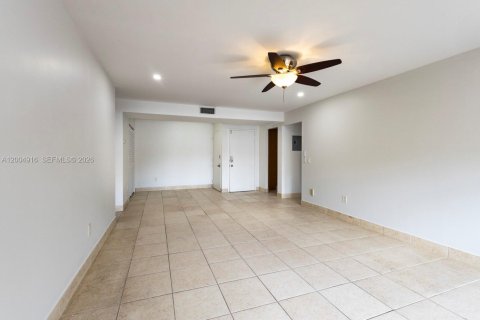 Condo in Miami, Florida, 2 bedrooms  № 2069629 - photo 7