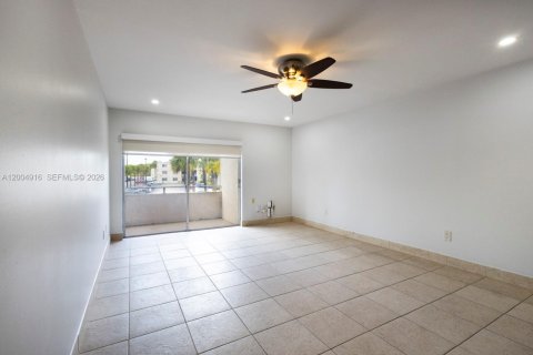 Condo in Miami, Florida, 2 bedrooms  № 2069629 - photo 4