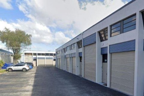 Propiedad comercial en alquiler en Miami, Florida № 1221489 - foto 1