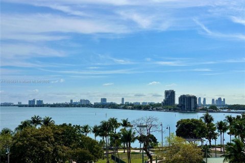 Снять в аренду кондоминиум в Майами, Флорида 1 спальня, 88.63м2, № 2013909 - фото 2