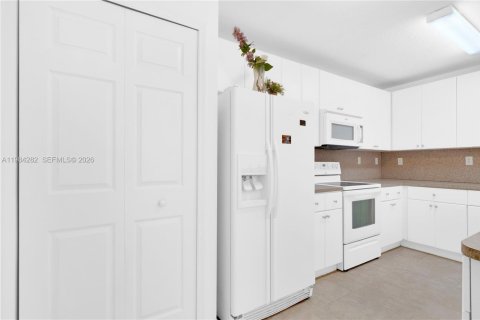 Купить кондоминиум в Катлер-Бей, Флорида 2 спальни, 105.82м2, № 2049553 - фото 9