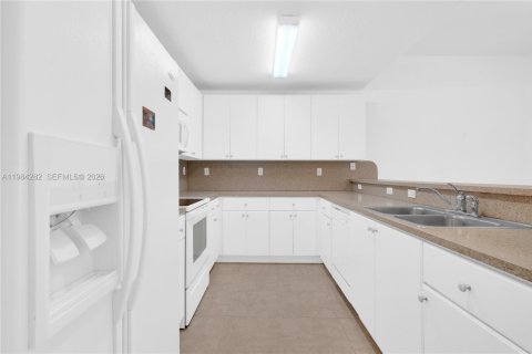 Купить кондоминиум в Катлер-Бей, Флорида 2 спальни, 105.82м2, № 2049553 - фото 8