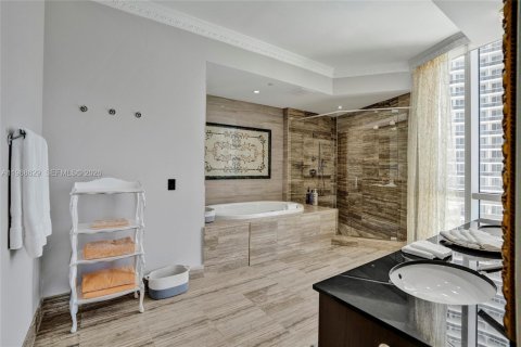 Condominio en alquiler en Sunny Isles Beach, Florida, 3 dormitorios, 257.15 m2 № 2031696 - foto 28