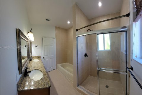 House in Homestead, Florida 5 bedrooms, 201.6 sq.m. № 1861261 - photo 25