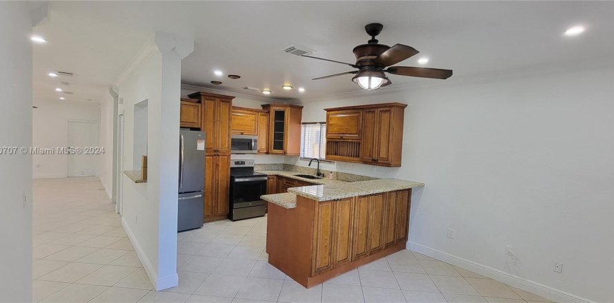 House in Homestead, Florida 5 bedrooms, 201.6 sq.m. № 1861261