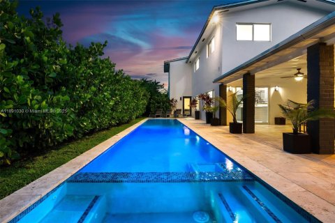 Villa ou maison à louer à Miami, Floride: 5 chambres, 417.69 m2 № 2169757 - photo 2
