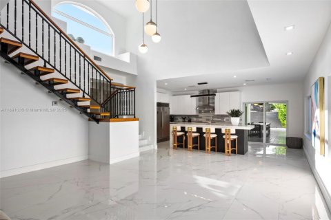 Villa ou maison à louer à Miami, Floride: 5 chambres, 417.69 m2 № 2169757 - photo 14