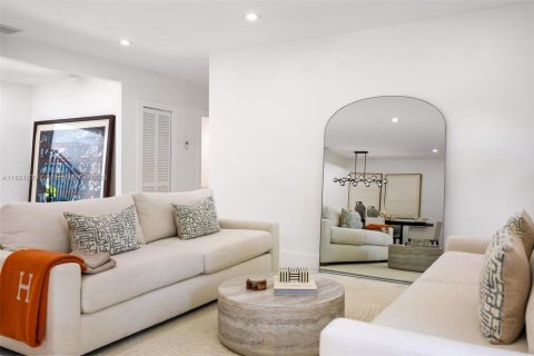Villa ou maison à louer à Miami, Floride: 5 chambres, 417.69 m2 № 2169757 - photo 17