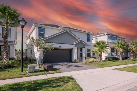 House in Kissimmee, Florida 8 bedrooms, 301.75 sq.m. № 2157280