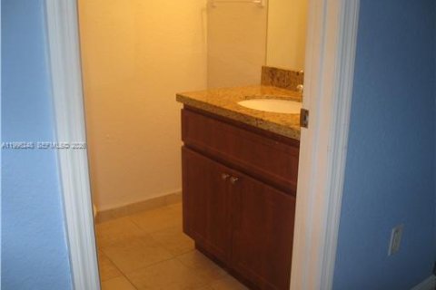Apartamento en alquiler en Miami, Florida, 2 dormitorios, 87.98 m2 № 2058212 - foto 4