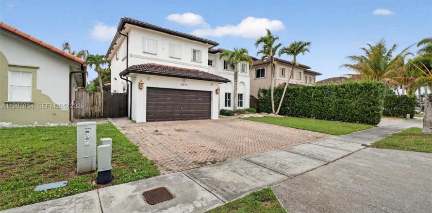 Propiedad comercial en Miami, Florida 1 dormitorio, 21.37 m2 № 2049605