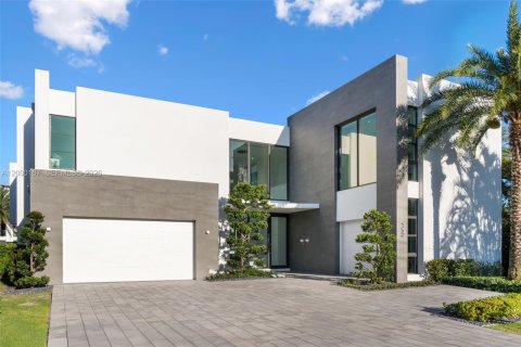 House in Lauderdale-by-the-Sea, Florida 5 bedrooms, 509.48 sq.m. № 2254560