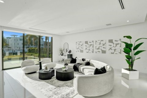 House in Lauderdale-by-the-Sea, Florida 5 bedrooms, 509.48 sq.m. № 2254560 - photo 19