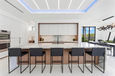 House in Lauderdale-by-the-Sea, Florida 5 bedrooms, 509.48 sq.m. № 2254560 - photo 8