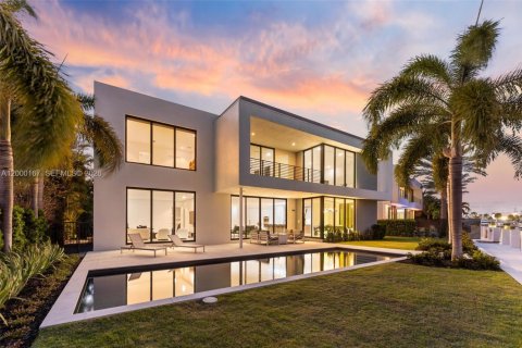 House in Lauderdale-by-the-Sea, Florida 5 bedrooms, 509.48 sq.m. № 2254560 - photo 2