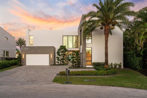 House in Lauderdale-by-the-Sea, Florida 5 bedrooms, 509.48 sq.m. № 2254560 - photo 3