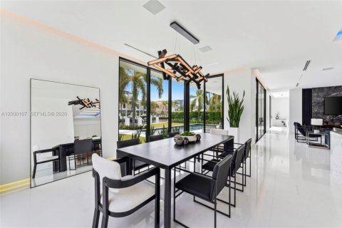House in Lauderdale-by-the-Sea, Florida 5 bedrooms, 509.48 sq.m. № 2254560 - photo 12