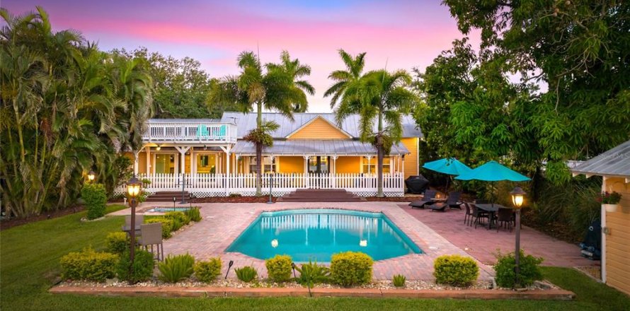 House in Bradenton, Florida 3 bedrooms, 188.41 sq.m. № 2202710