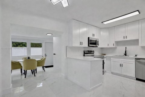 Купить виллу или дом в Помпано-Бич, Флорида 4 спальни, 138.33м2, № 1990905 - фото 22