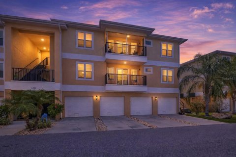 Condo à New Port Richey, Floride, 3 chambres  № 2138921