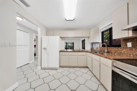 Villa ou maison à vendre à Miami, Floride: 4 chambres, 150.5 m2 № 1973528 - photo 15