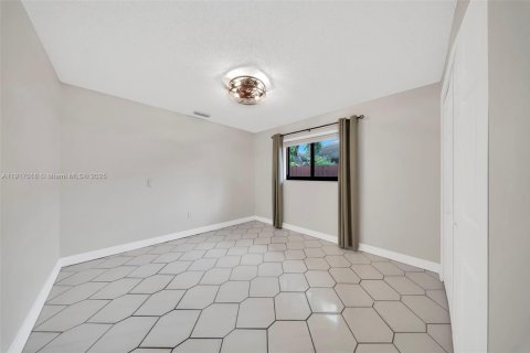 Villa ou maison à vendre à Miami, Floride: 4 chambres, 150.5 m2 № 1973528 - photo 10
