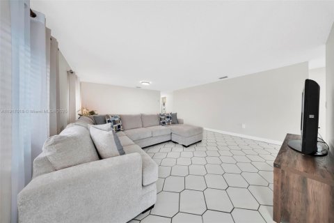 Villa ou maison à vendre à Miami, Floride: 4 chambres, 150.5 m2 № 1973528 - photo 5