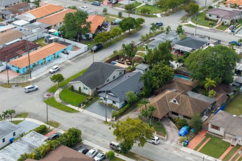 Villa ou maison à vendre à Miami, Floride: 4 chambres, 150.5 m2 № 1973528 - photo 3