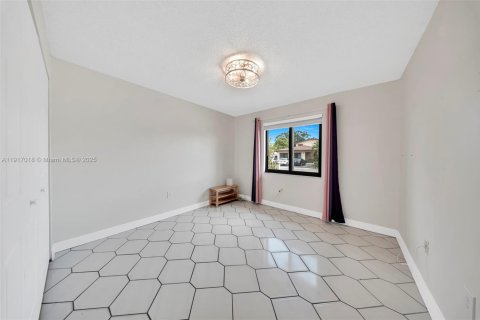 Villa ou maison à vendre à Miami, Floride: 4 chambres, 150.5 m2 № 1973528 - photo 9