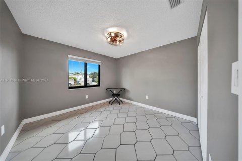 Villa ou maison à vendre à Miami, Floride: 4 chambres, 150.5 m2 № 1973528 - photo 8