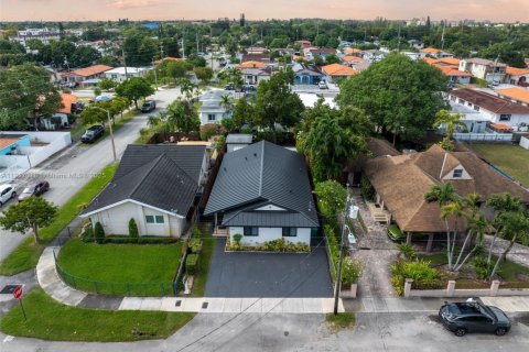 Villa ou maison à vendre à Miami, Floride: 4 chambres, 150.5 m2 № 1973528 - photo 2