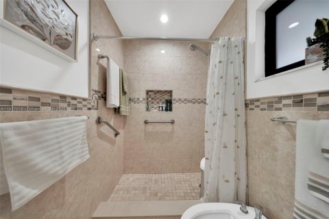 Villa ou maison à vendre à Miami, Floride: 4 chambres, 150.5 m2 № 1973528 - photo 14